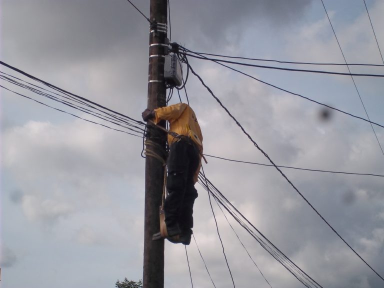 ELECMURI INICIÓ EL DESMONTE DEL ALUMBRADO PUBLICO EN RIOSUCIO CHOCÓ.