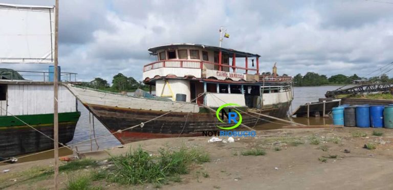 Recuperan embarcación que había naufragado en aguas del Río Atrato en el Municipio de Riosucio.