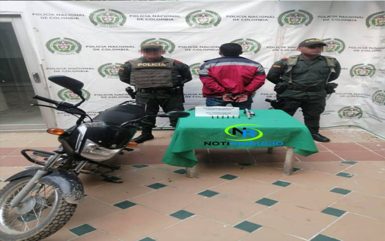 Apartadó/Tenía casa por cárcel y portaba un revólver en una moto robada. Apartadó/Tenía casa por cárcel y portaba un revólver en una moto robada.