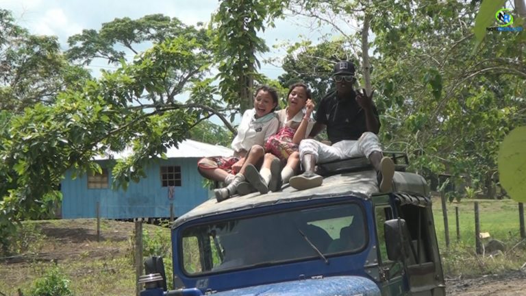 Por falta de transporte escolar los niños de Riosucio Chocó ponen en riesgo sus vidas al asistir a Clases.