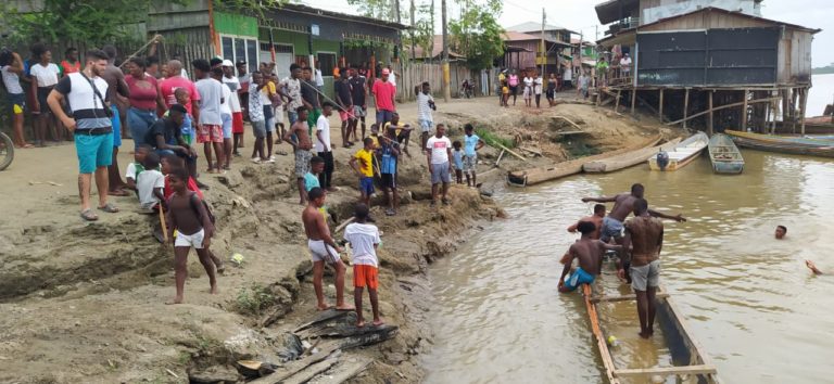 Recuperan vehículo (TRICIMOTO) que fue a parar a las aguas del río Atrato, en el municipio de Riosucio Chocó.