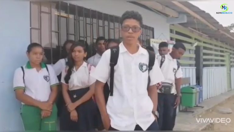 Estudiantes del Centro Educativo Cuchillo Blanco en Riosucio – Chocó piden soluciones a falta de docentes y mejoras educativas.