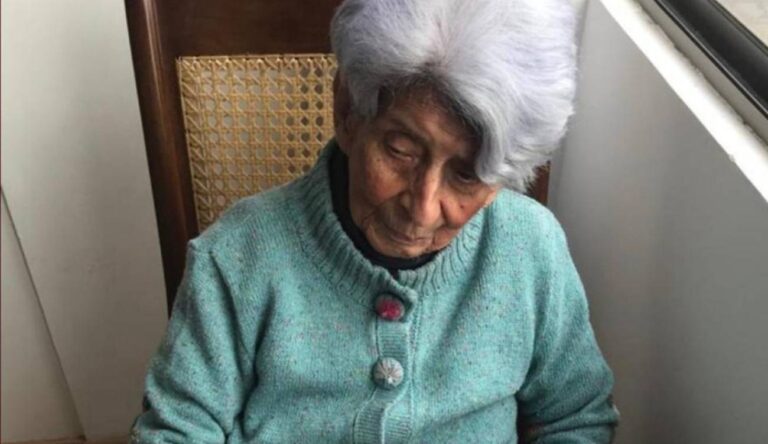 Abuela de 100 años vende sus pinturas para ayudar al Chocó.