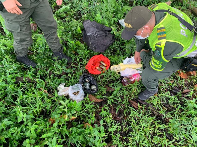 En Urabá sujetos abandonaron material de guerra huyendo de la Policía. En Urabá sujetos abandonaron material de guerra huyendo de la Policía.