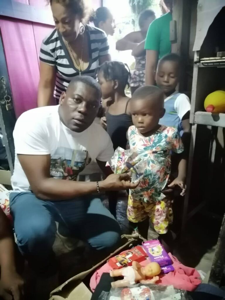 Escoltas de La Unidad Nacional de Protección UNP se solidarizan con los damnificados del incendio de Riosucio Chocó.