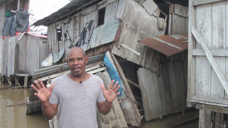 Otra emergencia en Riosucio: más de 100 casas están en riesgo por creciente del río Atrato.