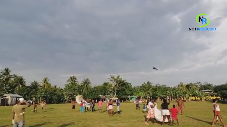 Con bandera blancas campesinos rechazan asedio de la fuerza armada en sus territorios.