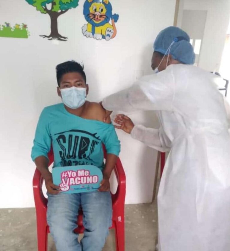 Robinsón Tapí, primer miembro de la etnia Indígena que decidió vacunarse contra el COVID-19, en el departamento del Chocó. Robinsón Tapí, primer miembro de la etnia Indígena que decidió vacunarse contra el COVID-19, en el departamento del Chocó.
