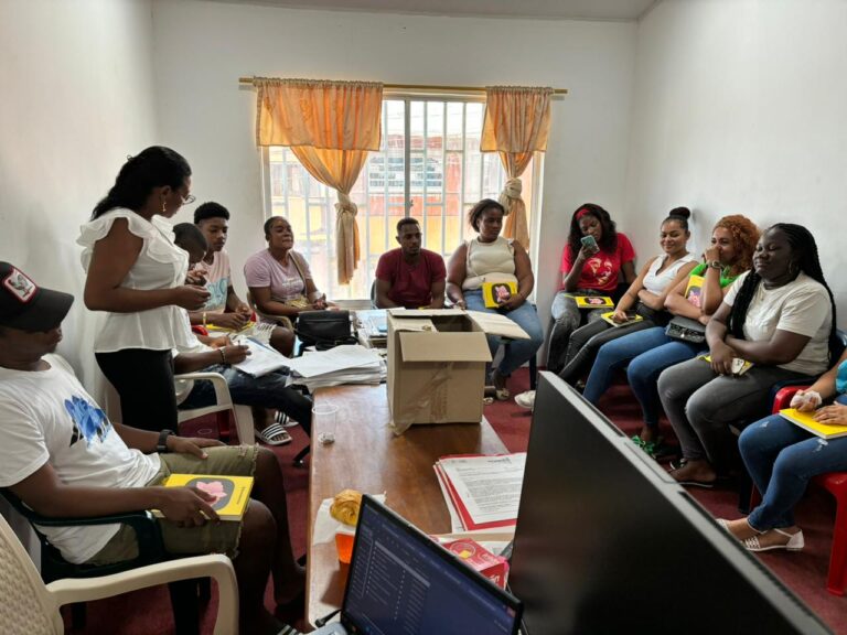 La administración municipal de Riosucio facilita el transporte a universitarios hacia Urabá.