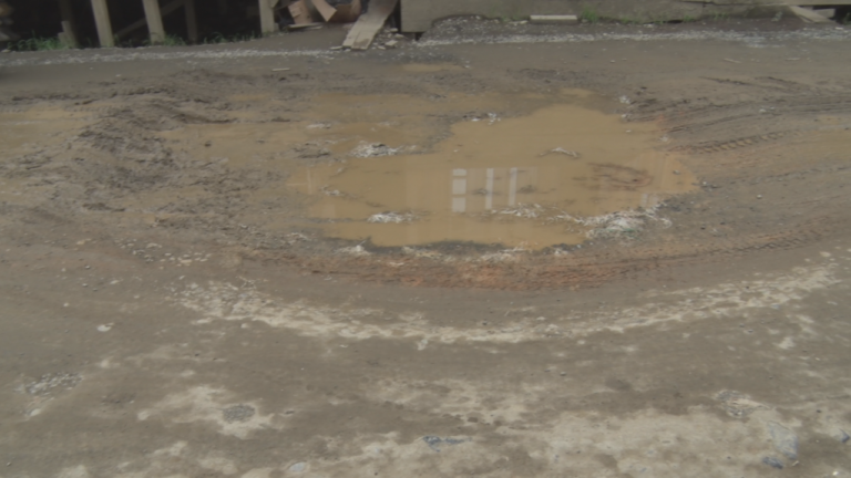 Por falta de desagües e intervención en las calles de Riosucio Chocó, los huecos adornan las vías urbanas.