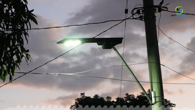 En vísperas navideñas, Alcaldía de Riosucio ilumina las noches en las comunidades de Quebrada del Medio y Mansilla con alumbrado público solar.