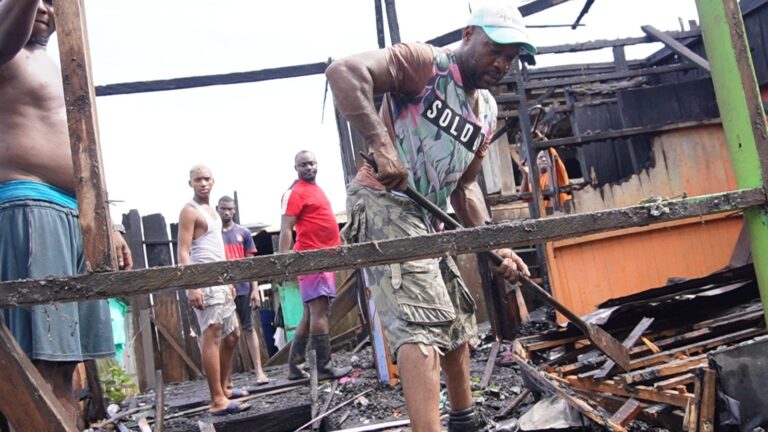 Nuevo incendio en Riosucio, Chocó, consume vivienda de dos plantas.
