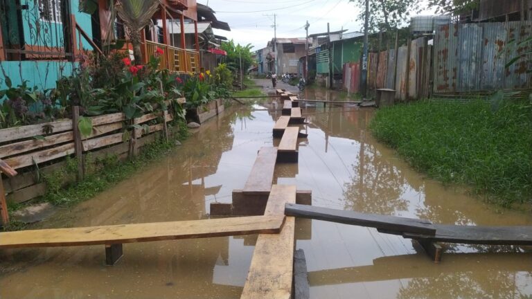 Crecientes del Atrato agravan el riesgo para niños y dificultan la movilidad en Riosucio: el Puentón sigue sin intervención oficial.