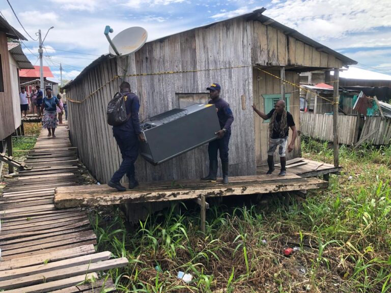 Familia en Riosucio salva su vida tras evacuar vivienda a punto de colapsar y ahora enfrenta la inundación sin recibir ayudas.