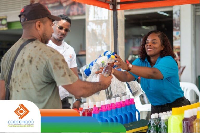 Codechocó recoge 310 litros de aceite usado en la primera jornada de EcoTrueque en Nuevo Belén de Bajirá.