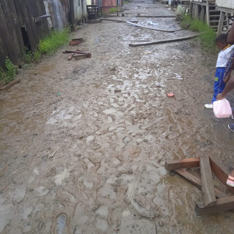 Un seguidor de nuestro medio expresó su inconformidad por el retiro de los tablones que facilitan el paso en sectores afectados por el invierno en Riosucio, Chocó.