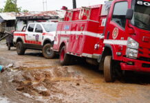 Riosucio entre el barro y la indiferencia: Mientras la gente se empantana, el alcalde sigue cómodo pavoneándose en su carro.